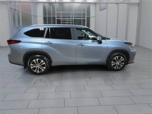 Thumbnail: 2023 Toyota Highlander - 9
