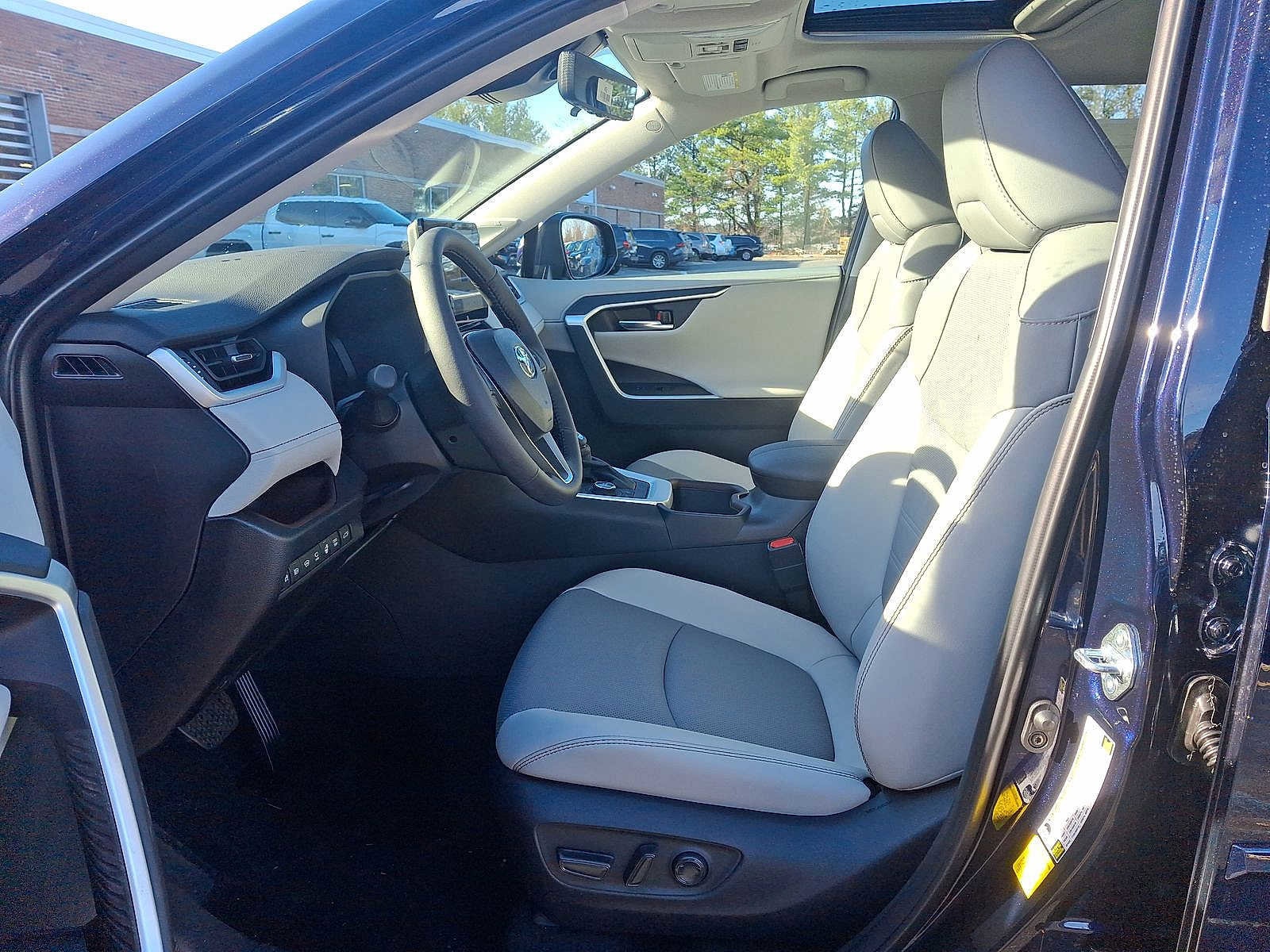 Thumbnail: 2025 Toyota RAV4 - 20