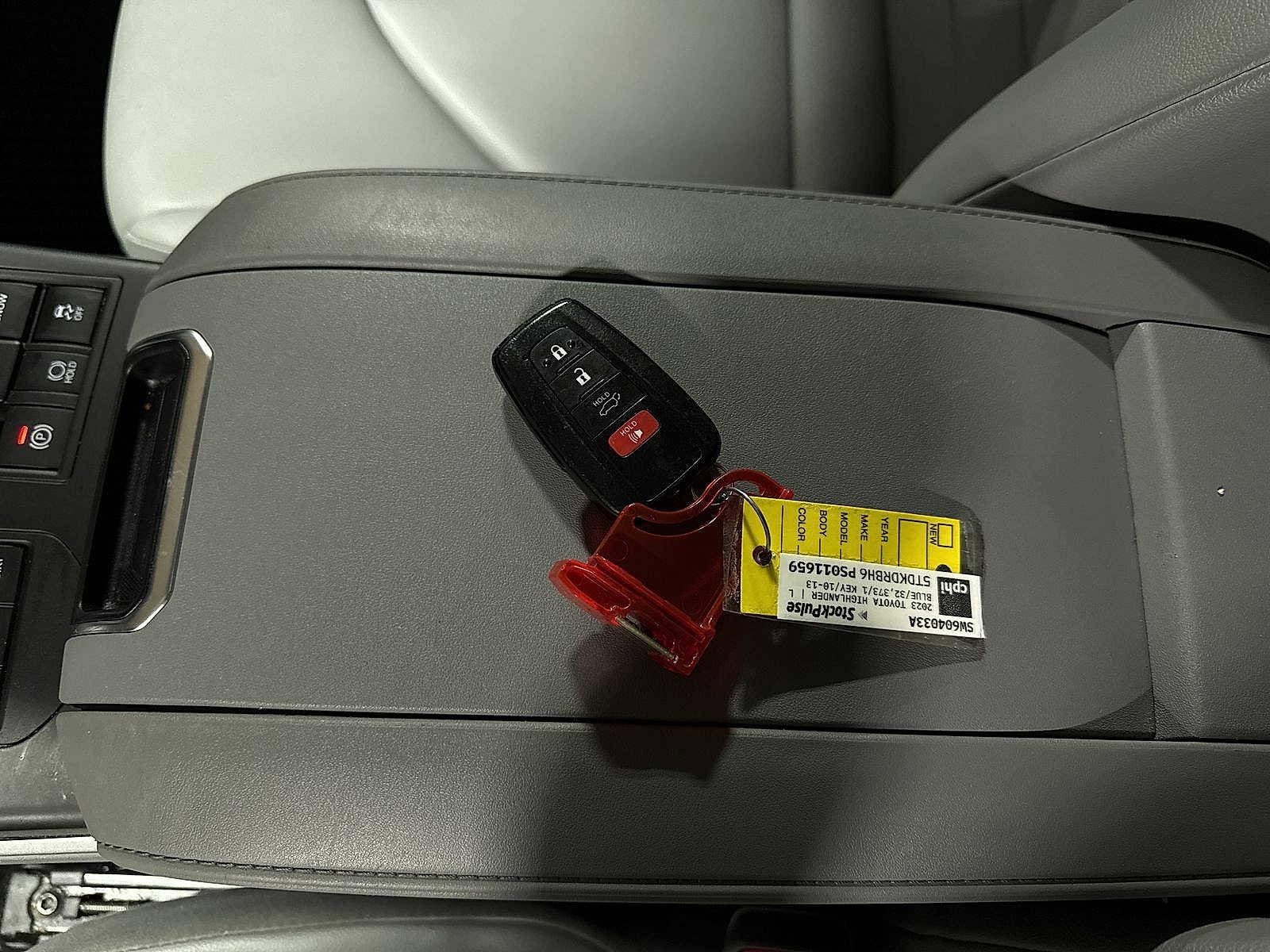 Thumbnail: 2023 Toyota Highlander - 33