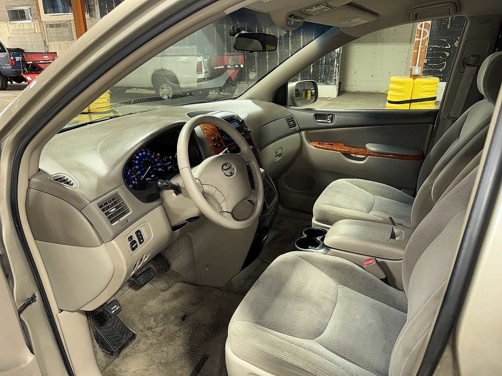 Thumbnail: 2007 Toyota Sienna - 28