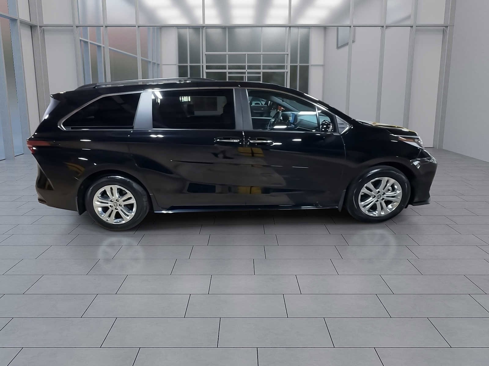 Thumbnail: 2023 Toyota Sienna - 9