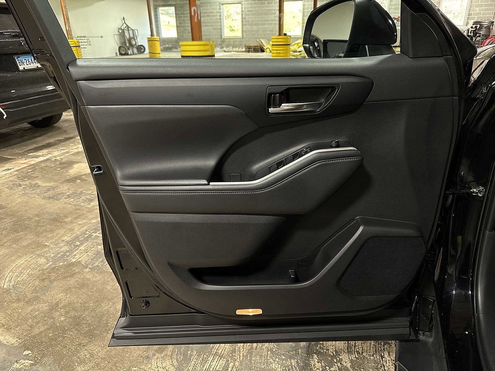 Thumbnail: 2023 Toyota Highlander - 31