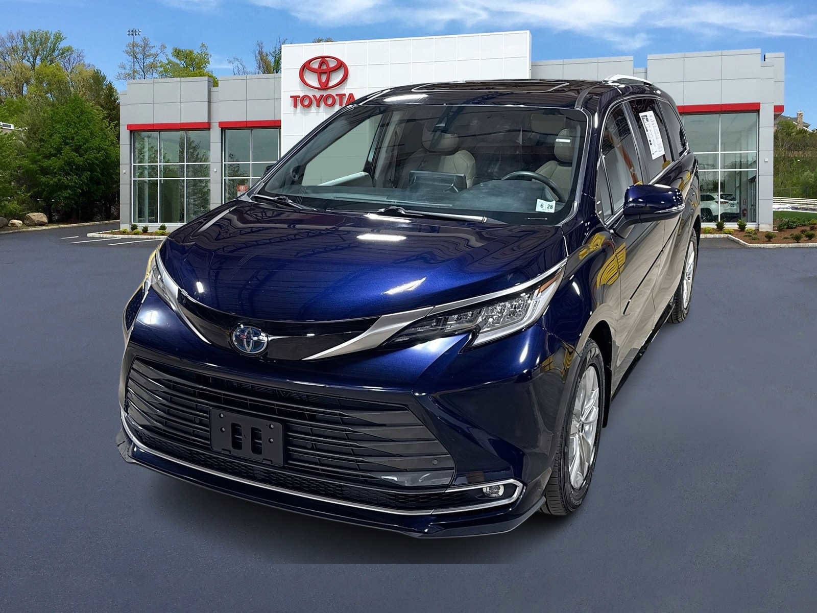Thumbnail: 2023 Toyota Sienna - 1