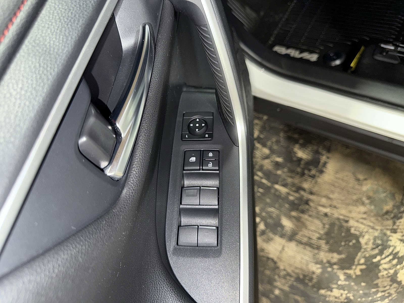 Thumbnail: 2022 Toyota RAV4 - 22