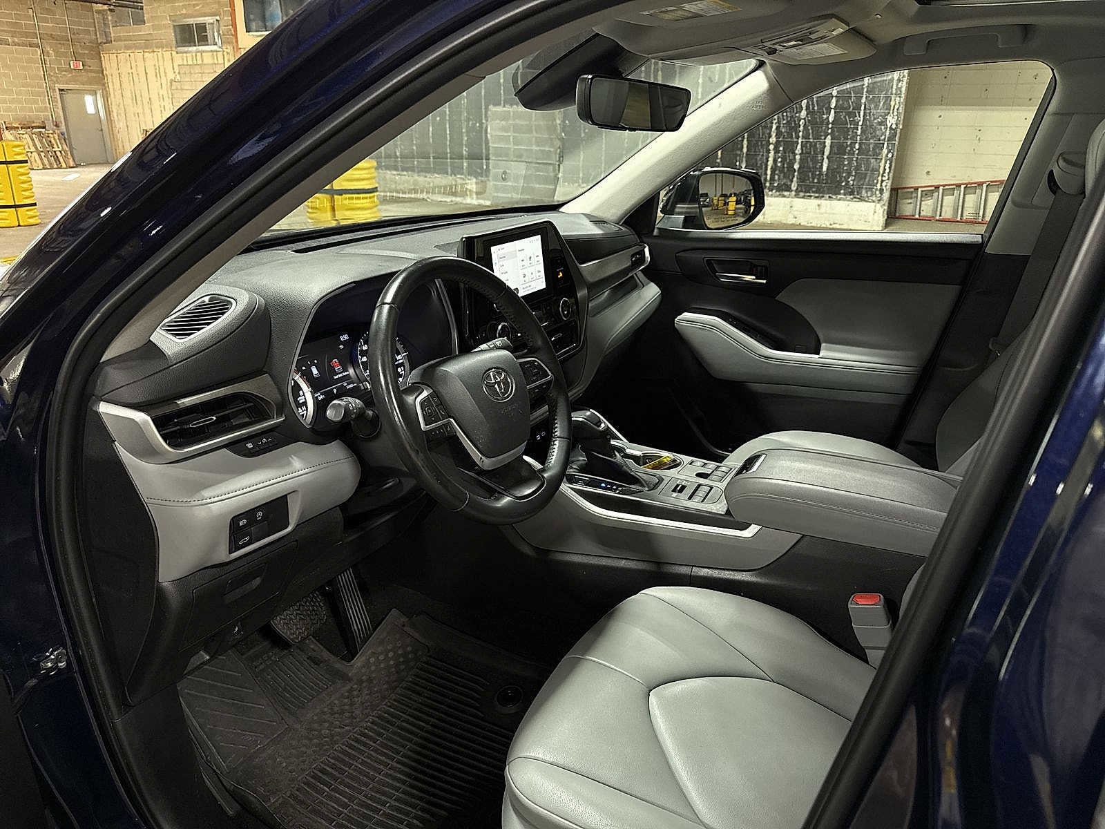 Thumbnail: 2023 Toyota Highlander - 30