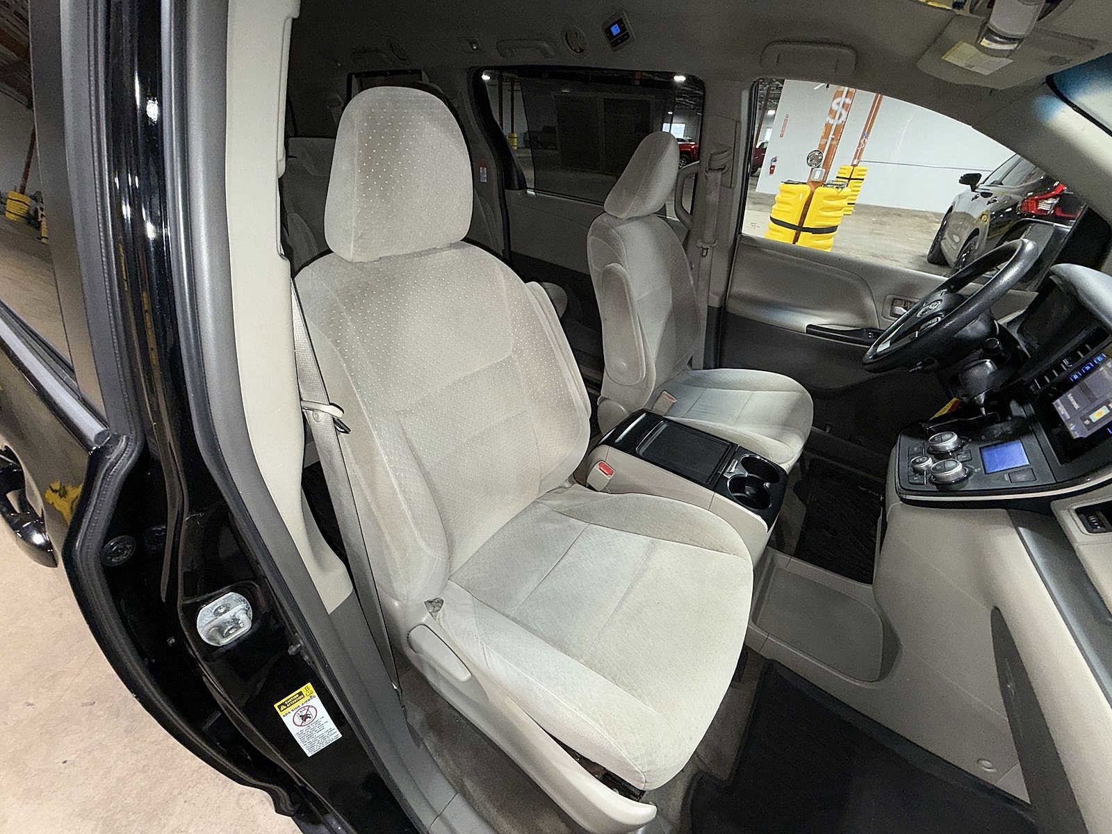 Thumbnail: 2015 Toyota Sienna - 15