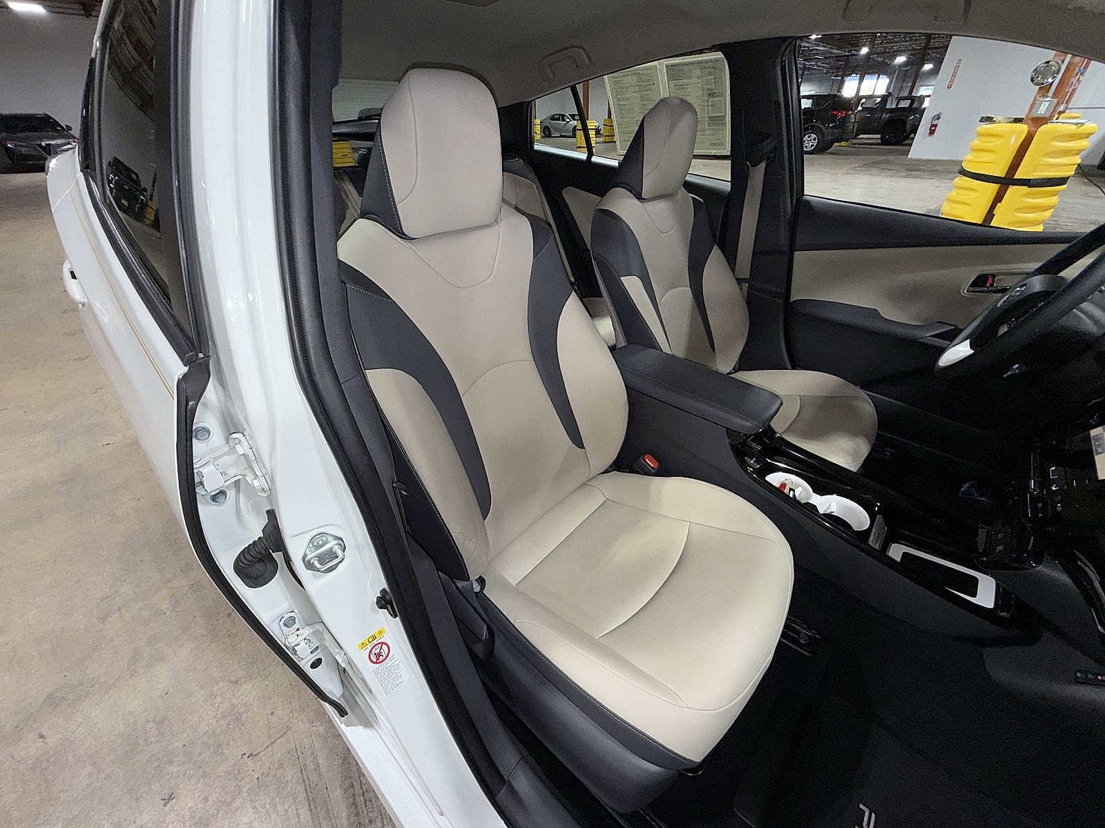 Thumbnail: 2016 Toyota Prius - 16