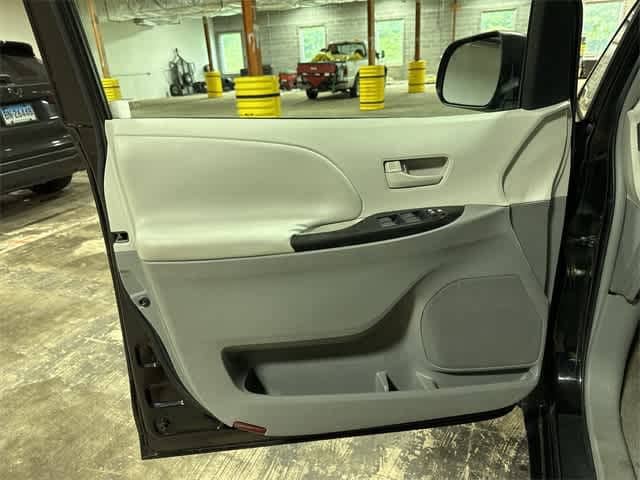 Thumbnail: 2011 Toyota Sienna - 29