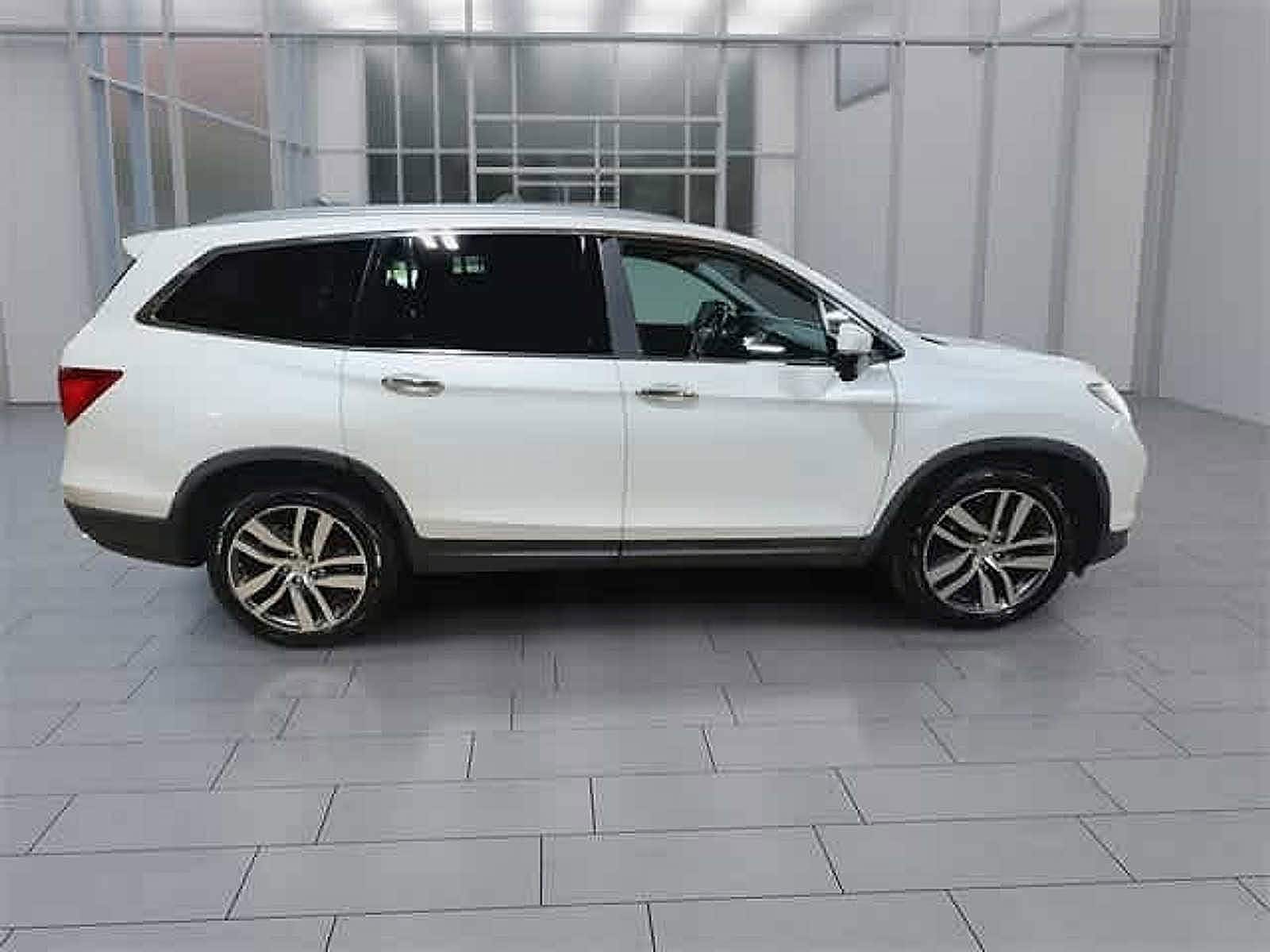 Thumbnail: 2017 Honda Pilot - 33