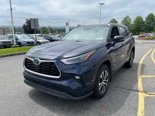 2022 Toyota Highlander XLE Hero Image