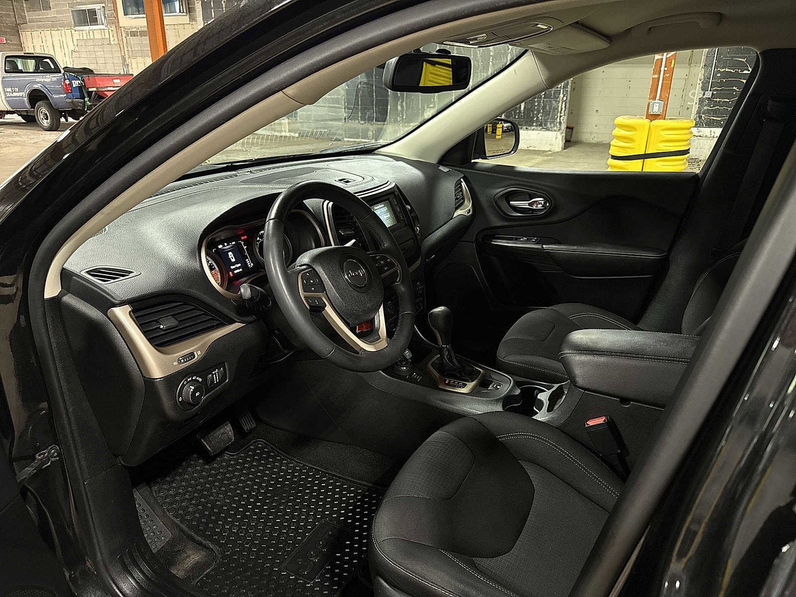 Thumbnail: 2015 Jeep Cherokee - 28