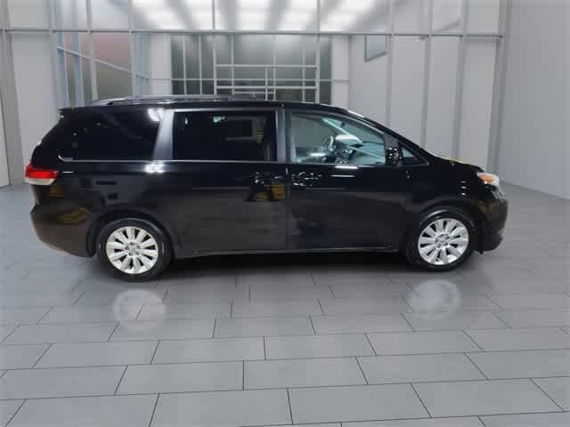 Thumbnail: 2011 Toyota Sienna - 9