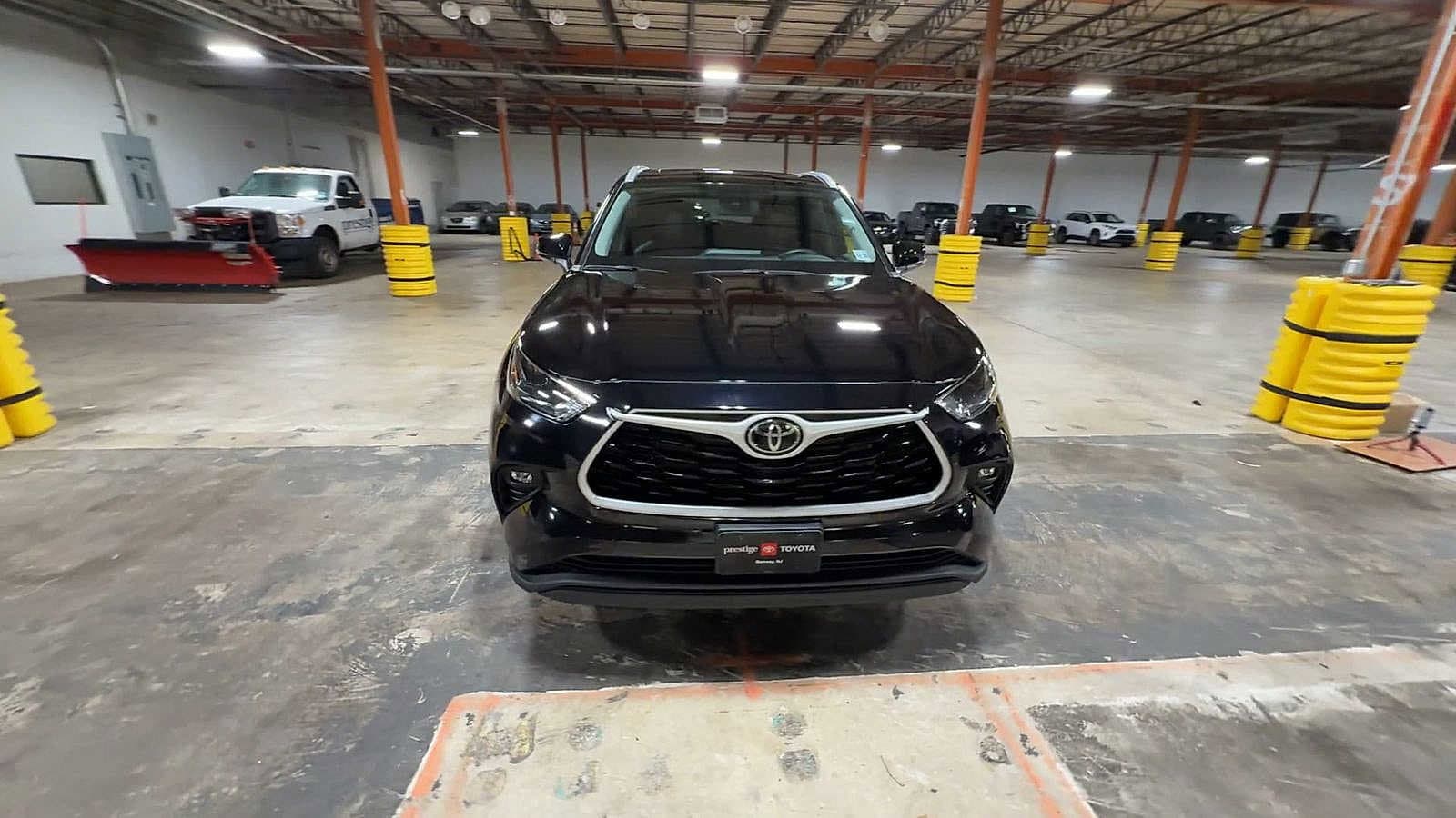 Thumbnail: 2023 Toyota Highlander - 3