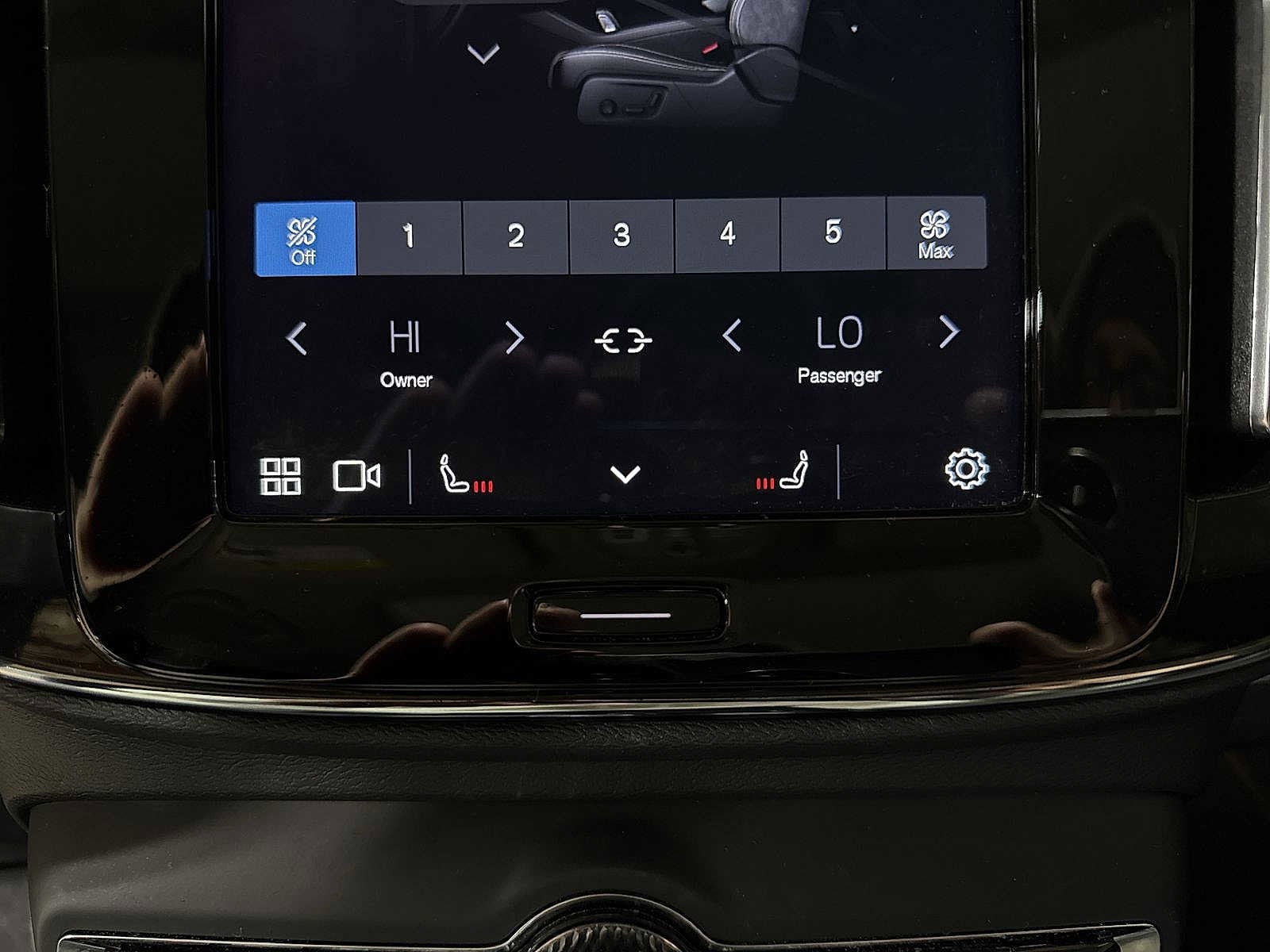 Thumbnail: 2023 Volvo XC40 - 32