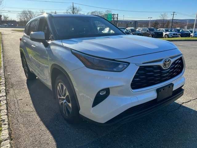 Thumbnail: 2023 Toyota Highlander - 3
