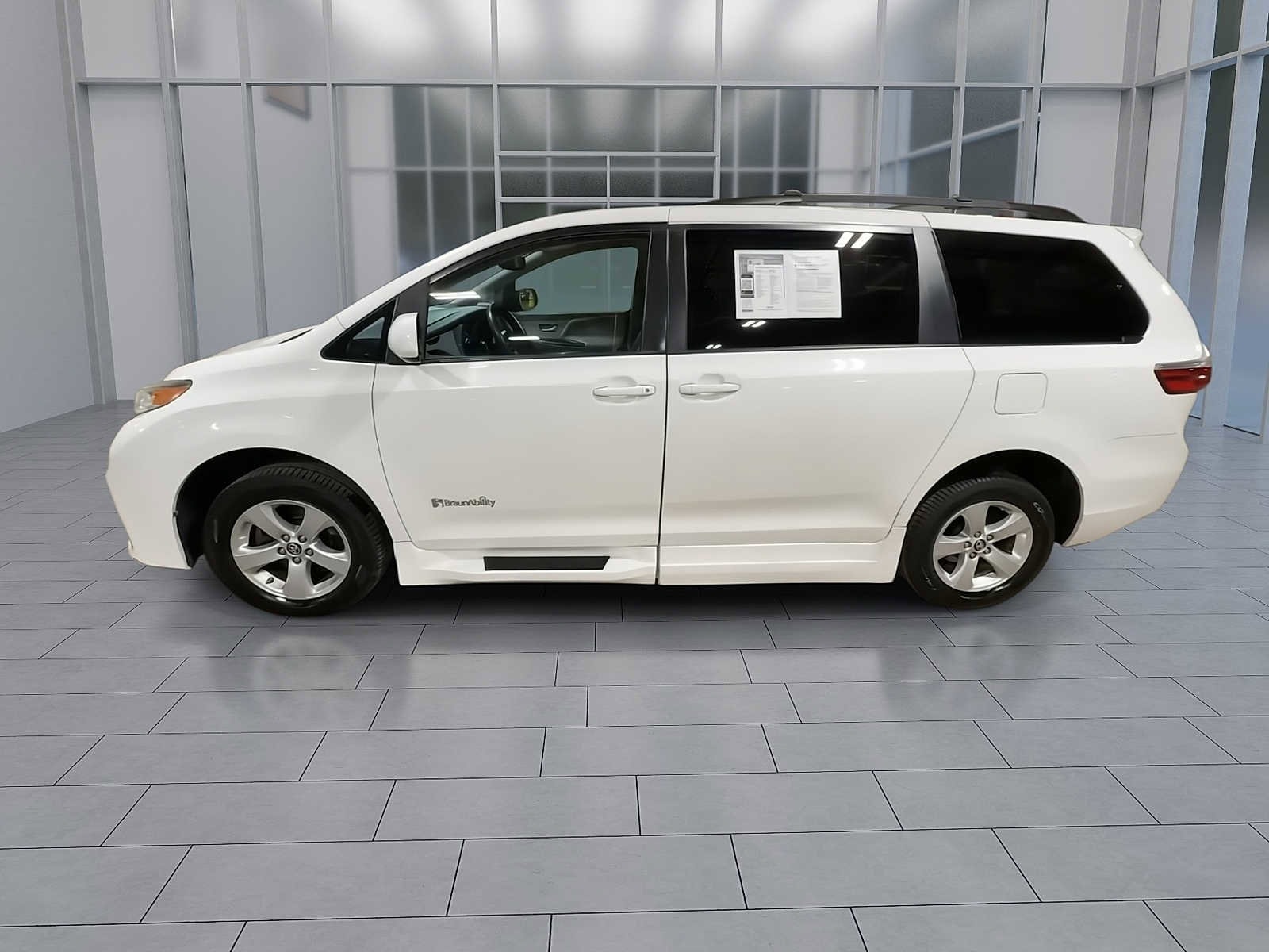 Thumbnail: 2018 Toyota Sienna - 5