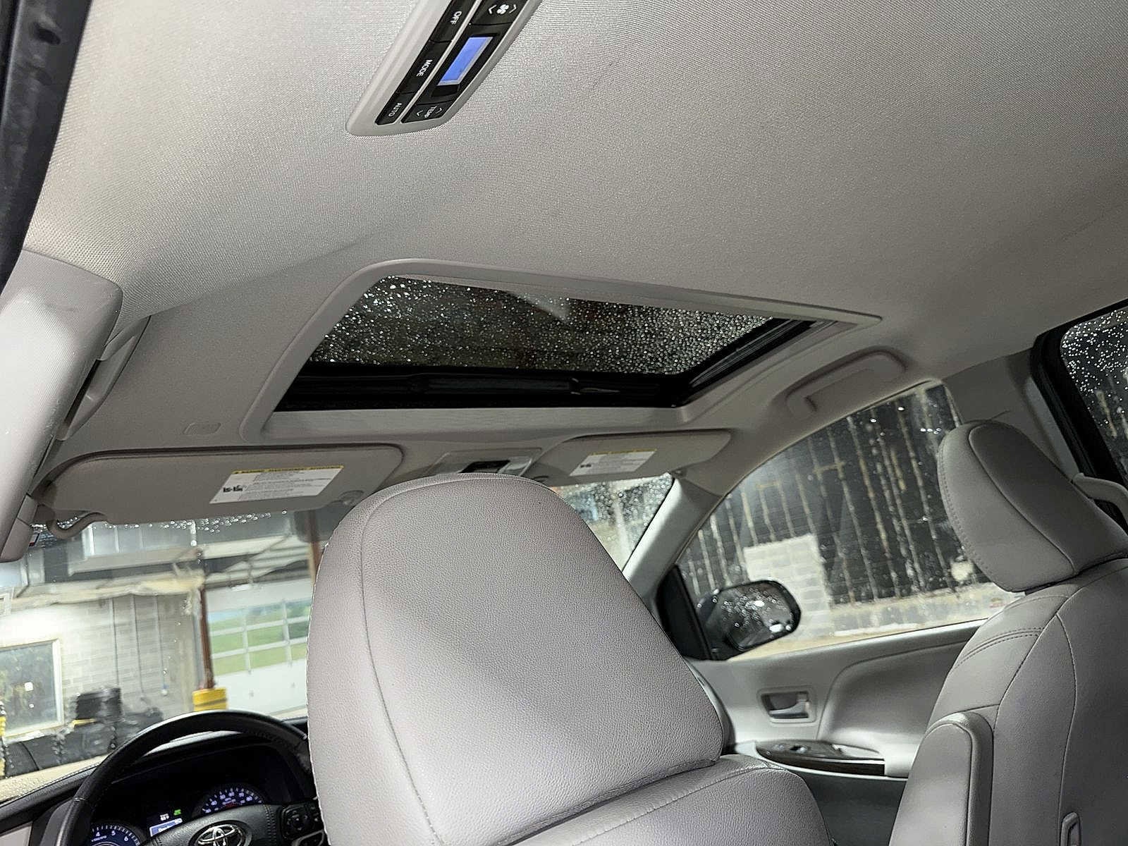 Thumbnail: 2020 Toyota Sienna - 24