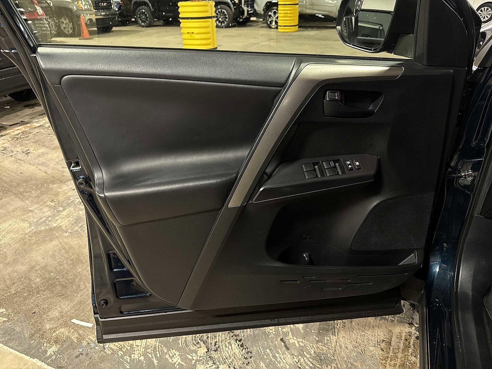 Thumbnail: 2018 Toyota RAV4 - 29