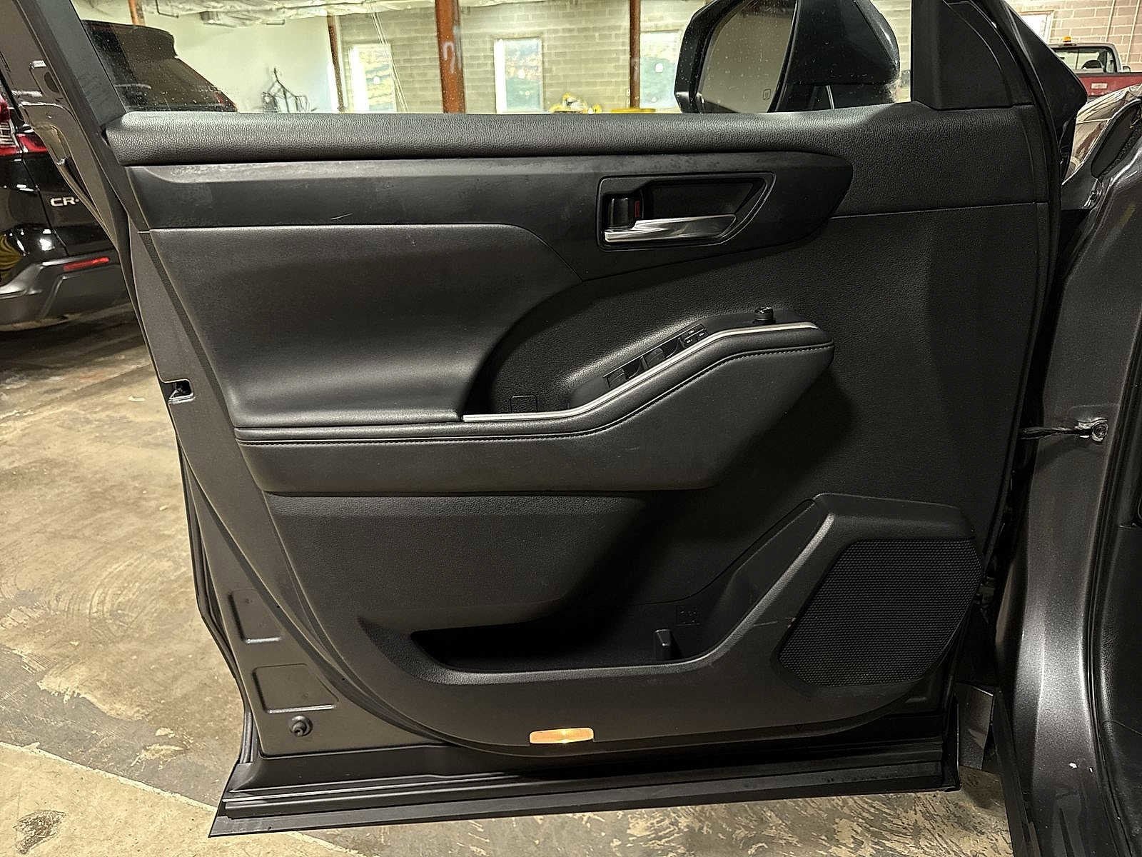 Thumbnail: 2022 Toyota Highlander - 30