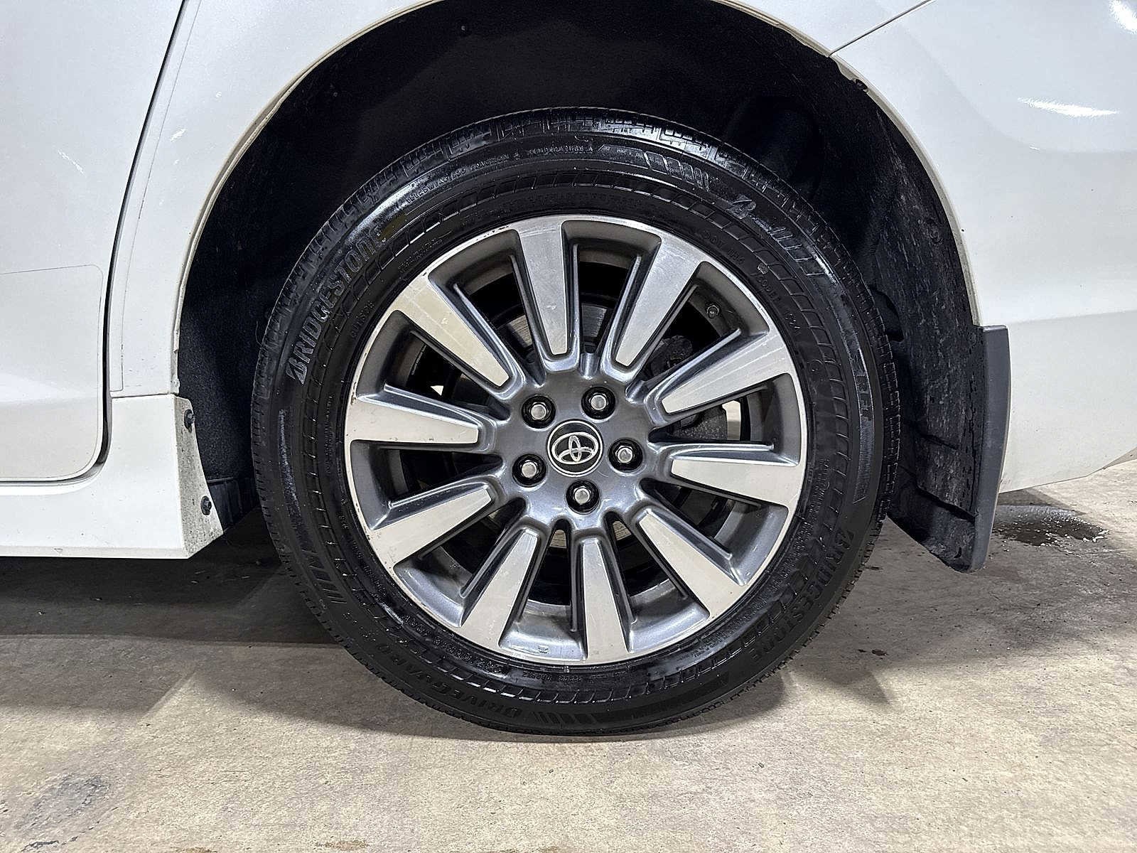 Thumbnail: 2020 Toyota Sienna - 10