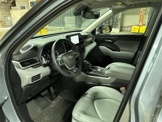 Thumbnail: 2023 Toyota Highlander - 31