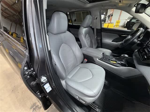 Thumbnail: 2022 Toyota Highlander - 16