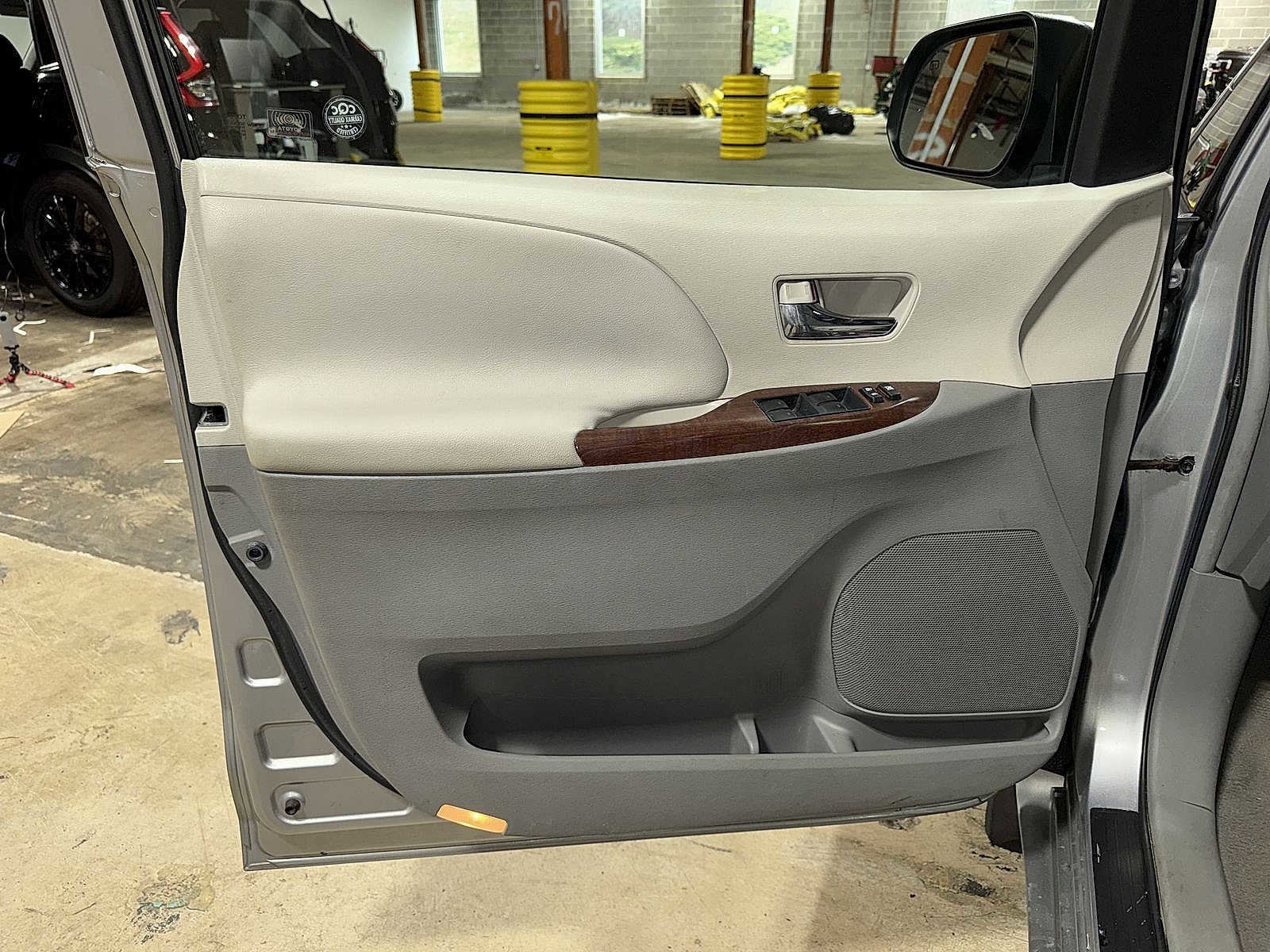 Thumbnail: 2011 Toyota Sienna - 31