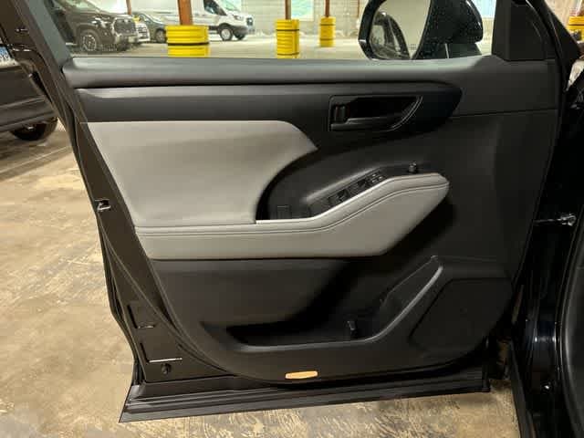 Thumbnail: 2024 Toyota Highlander - 30