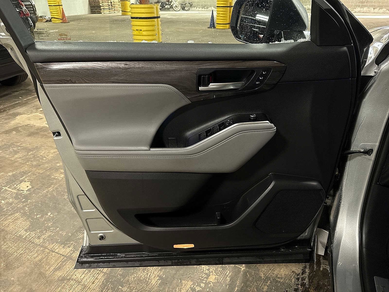 Thumbnail: 2020 Toyota Highlander - 31