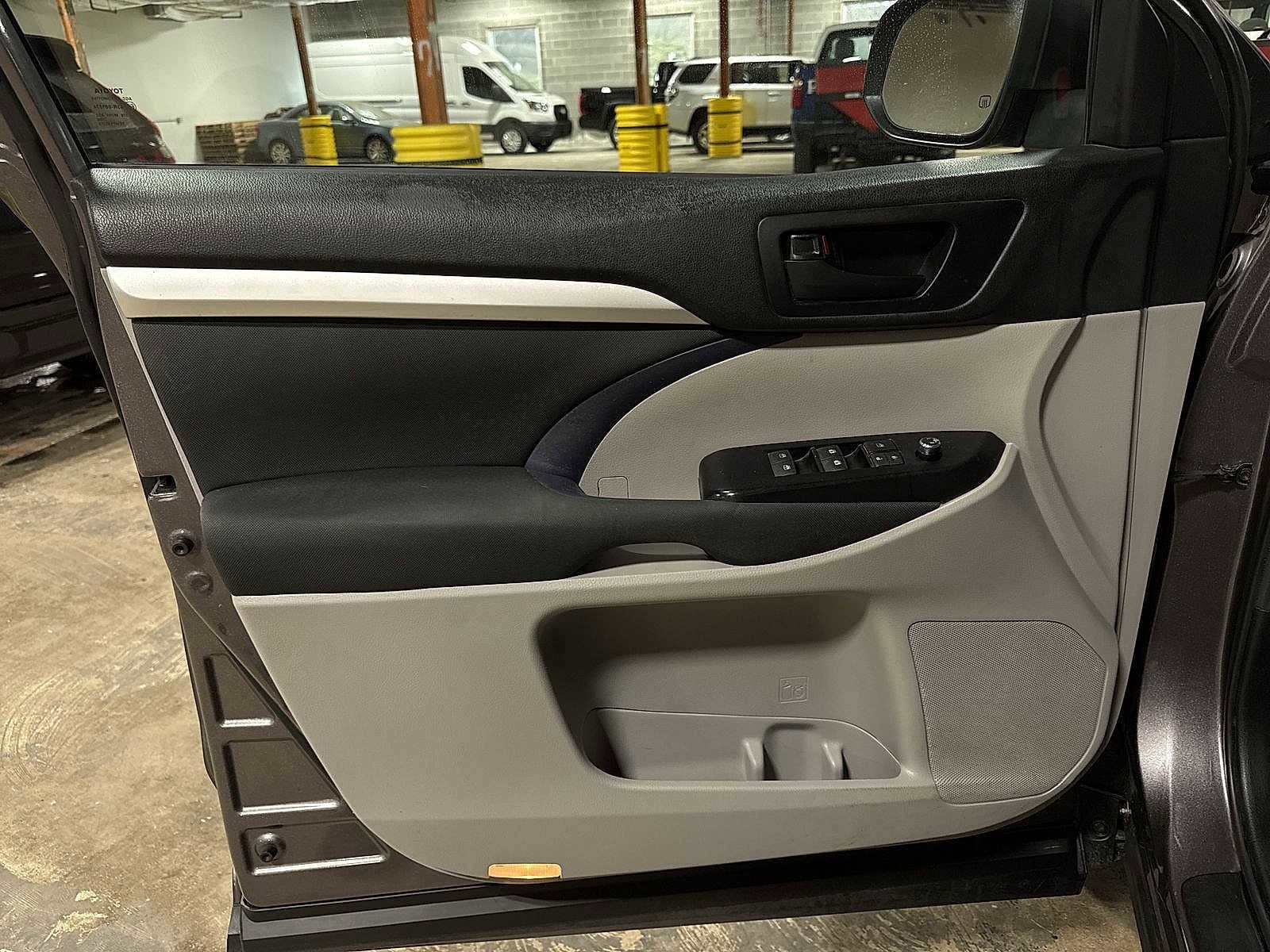 Thumbnail: 2019 Toyota Highlander - 29