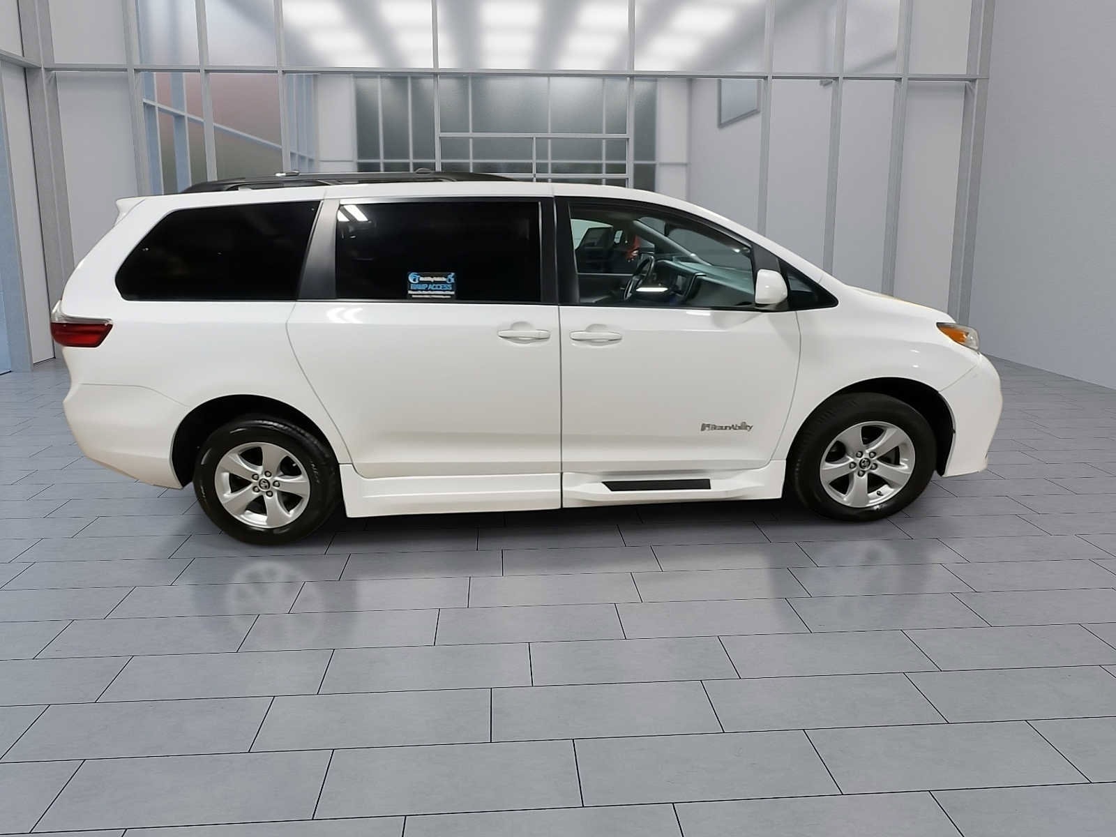 Thumbnail: 2018 Toyota Sienna - 10
