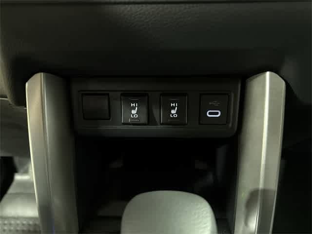 2024 Toyota Corolla Cross XLE 32