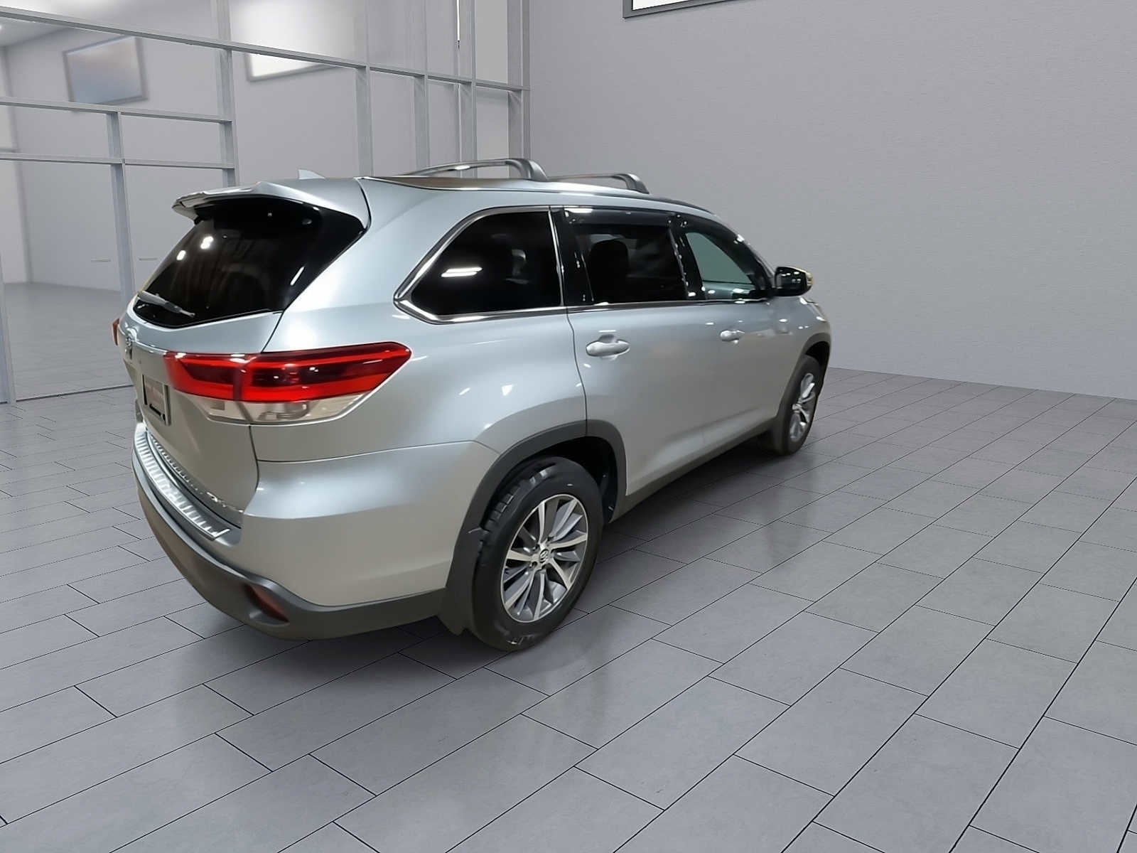 Thumbnail: 2019 Toyota Highlander - 8