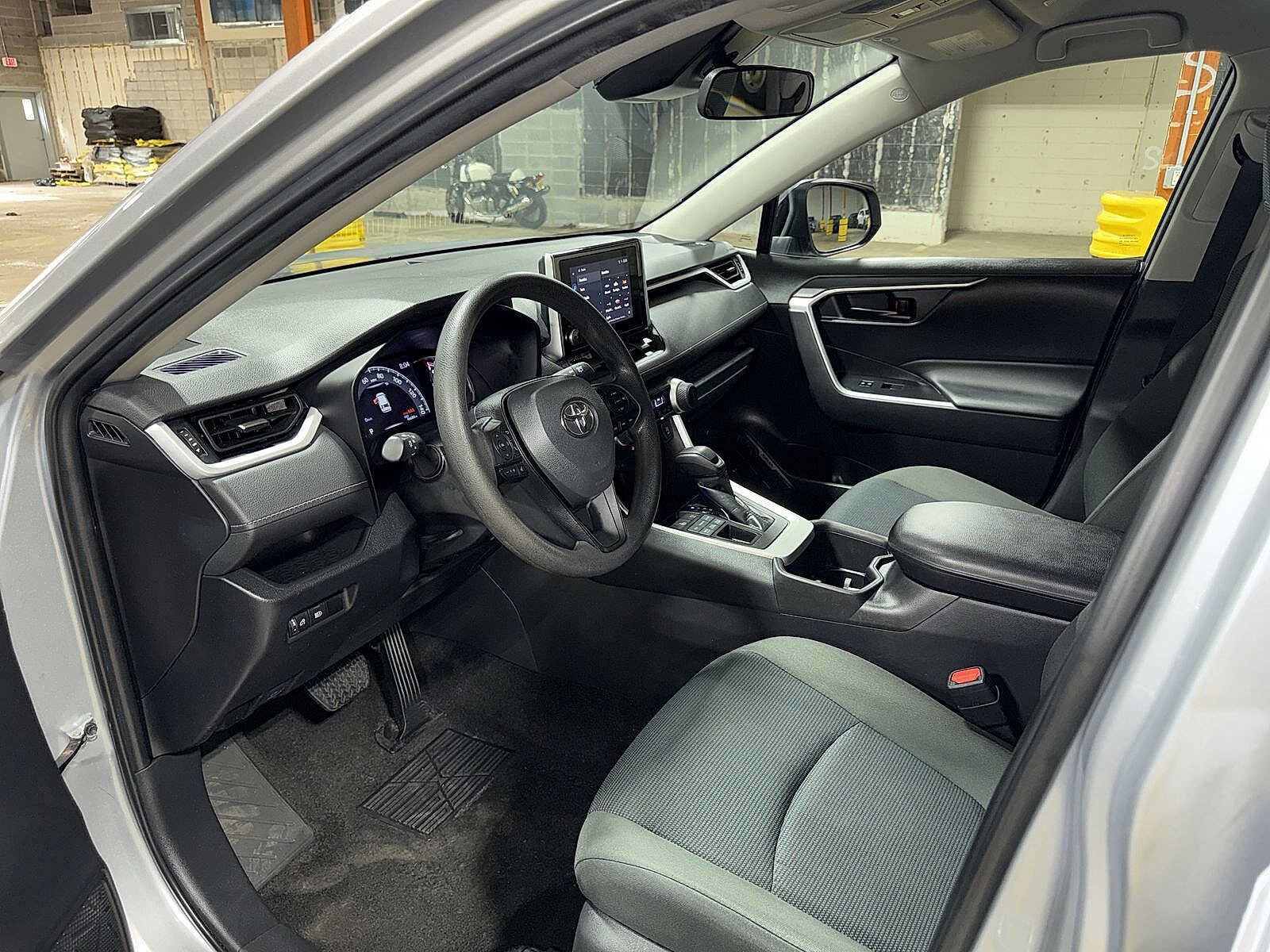 2023 Toyota RAV4 LE - Photo 27