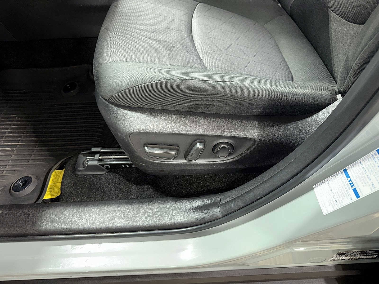 Thumbnail: 2021 Toyota RAV4 - 23