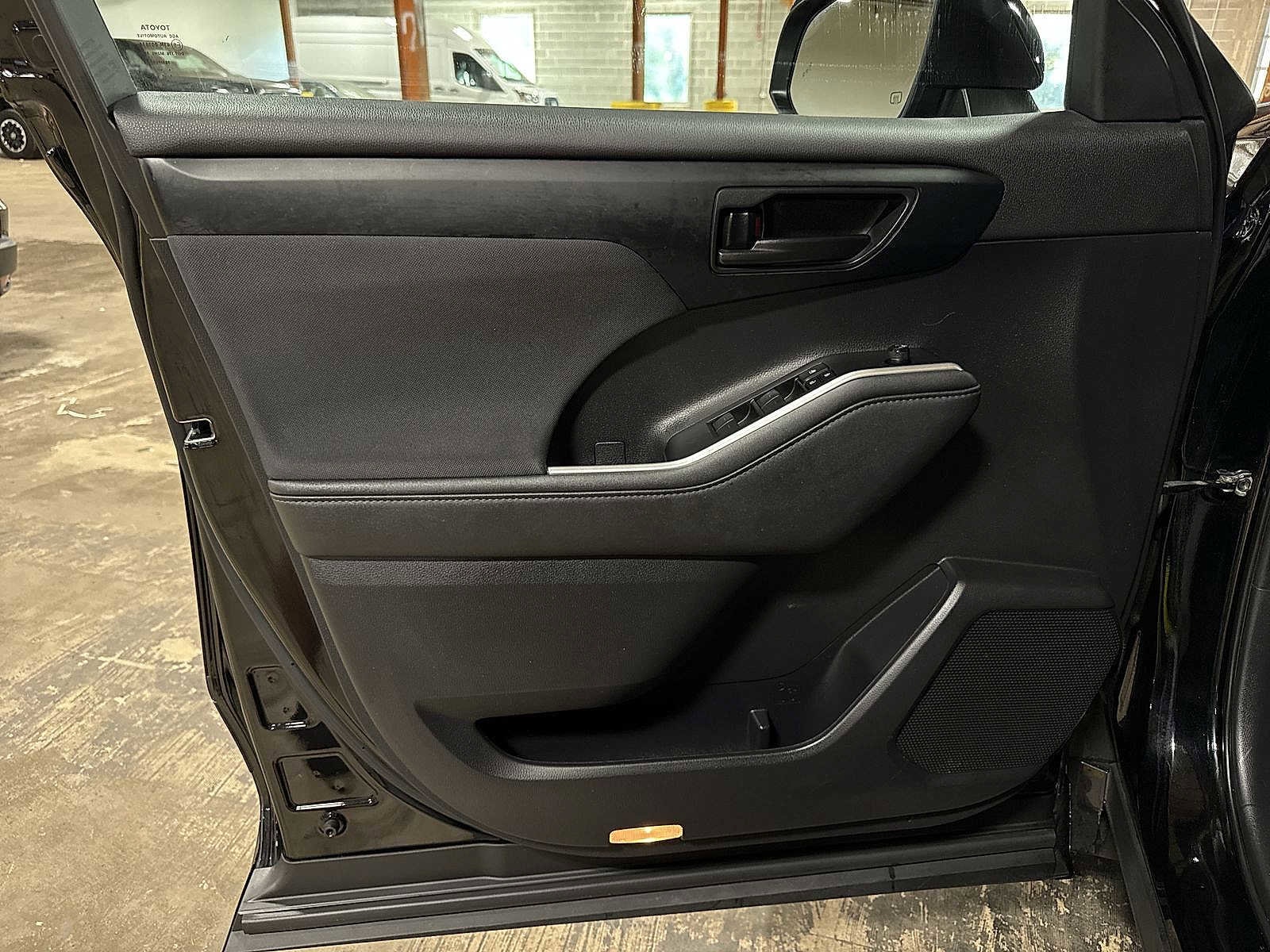 Thumbnail: 2023 Toyota Highlander - 30