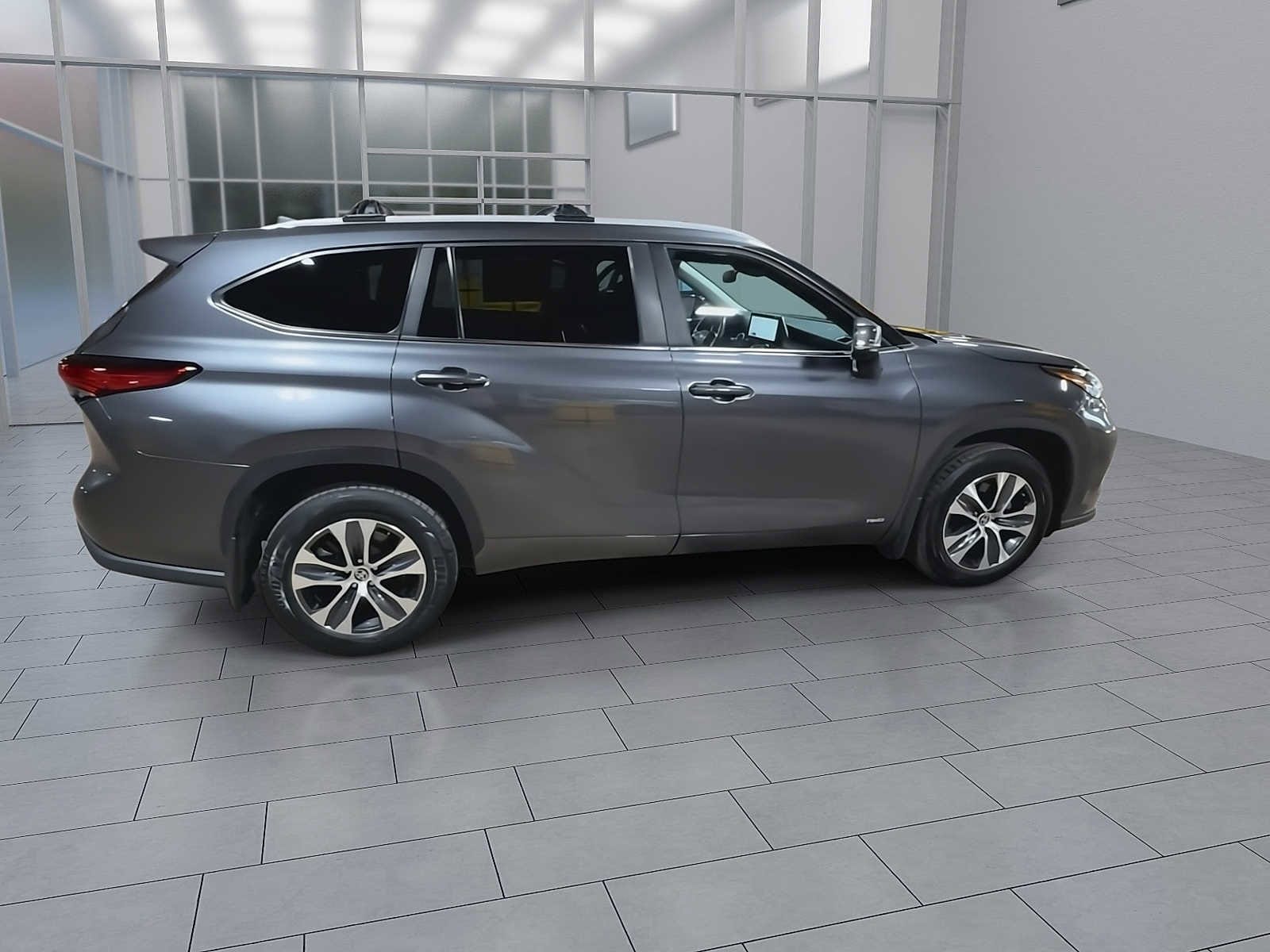 Thumbnail: 2023 Toyota Highlander - 9
