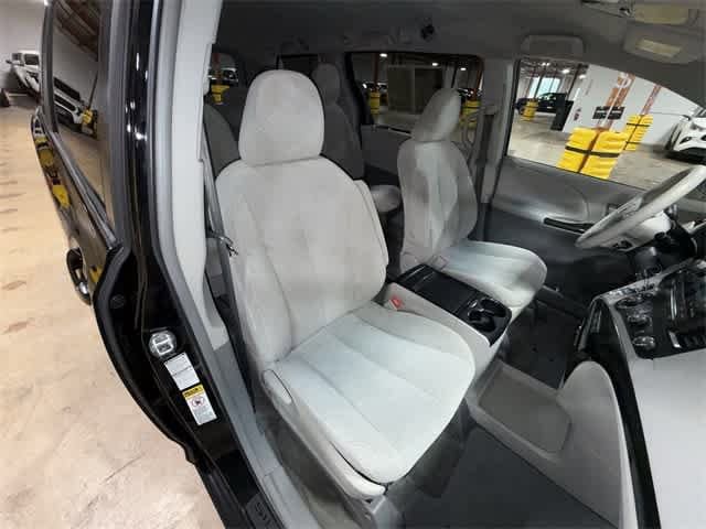Thumbnail: 2011 Toyota Sienna - 15