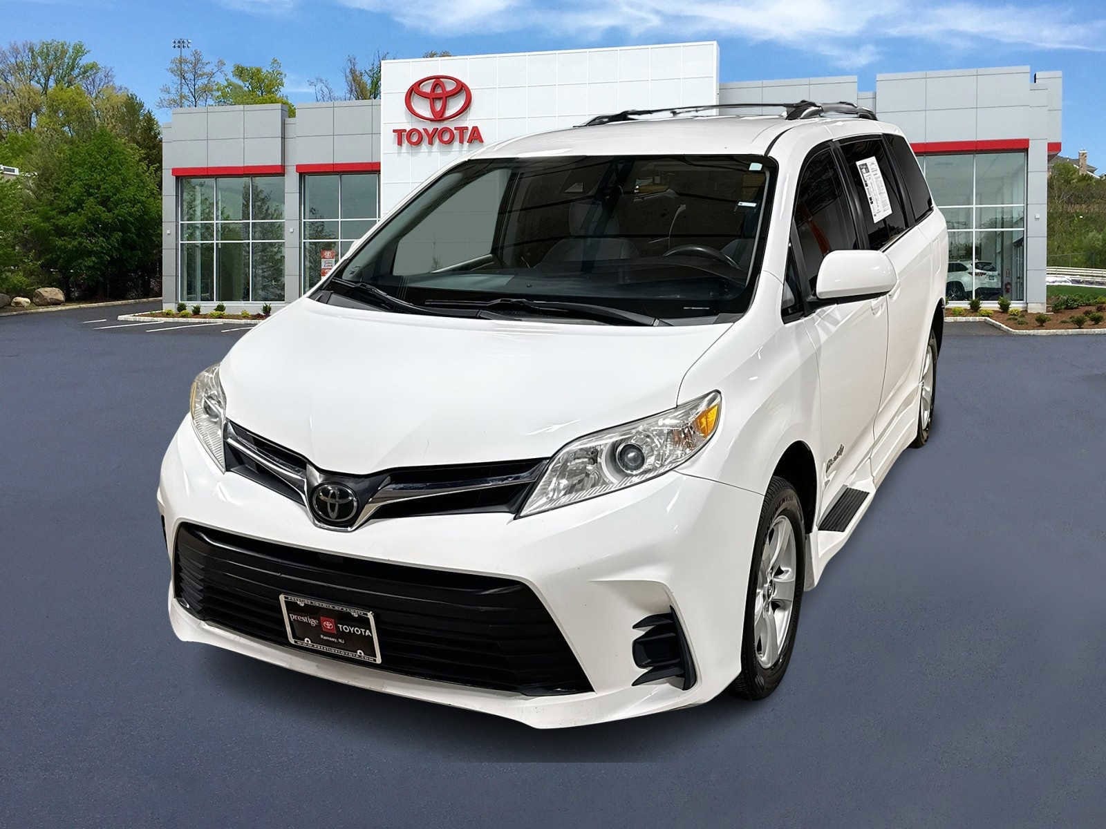 Thumbnail: 2018 Toyota Sienna - 1