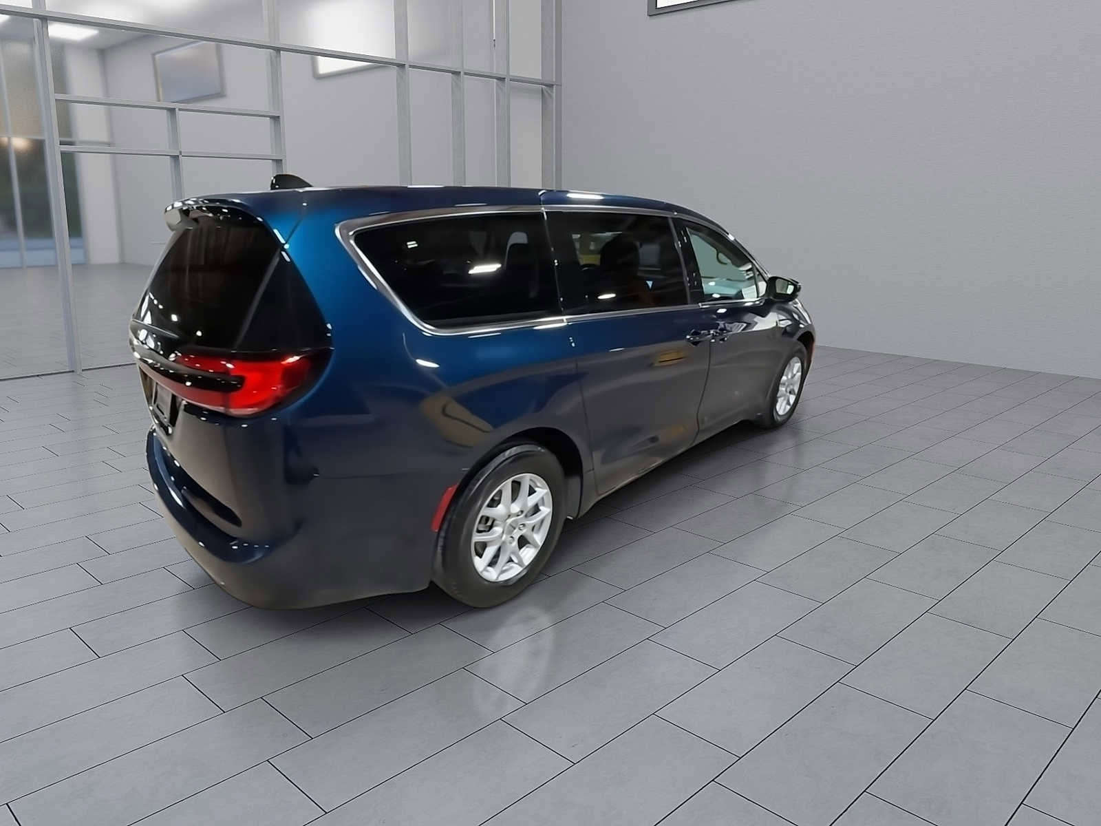 Thumbnail: 2023 Chrysler Pacifica - 8