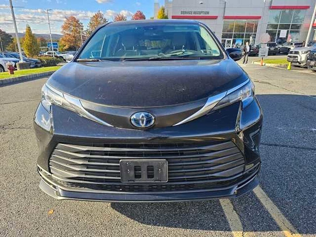 Used 2022 Toyota Sienna LE 8 Passenger Van Passenger Van