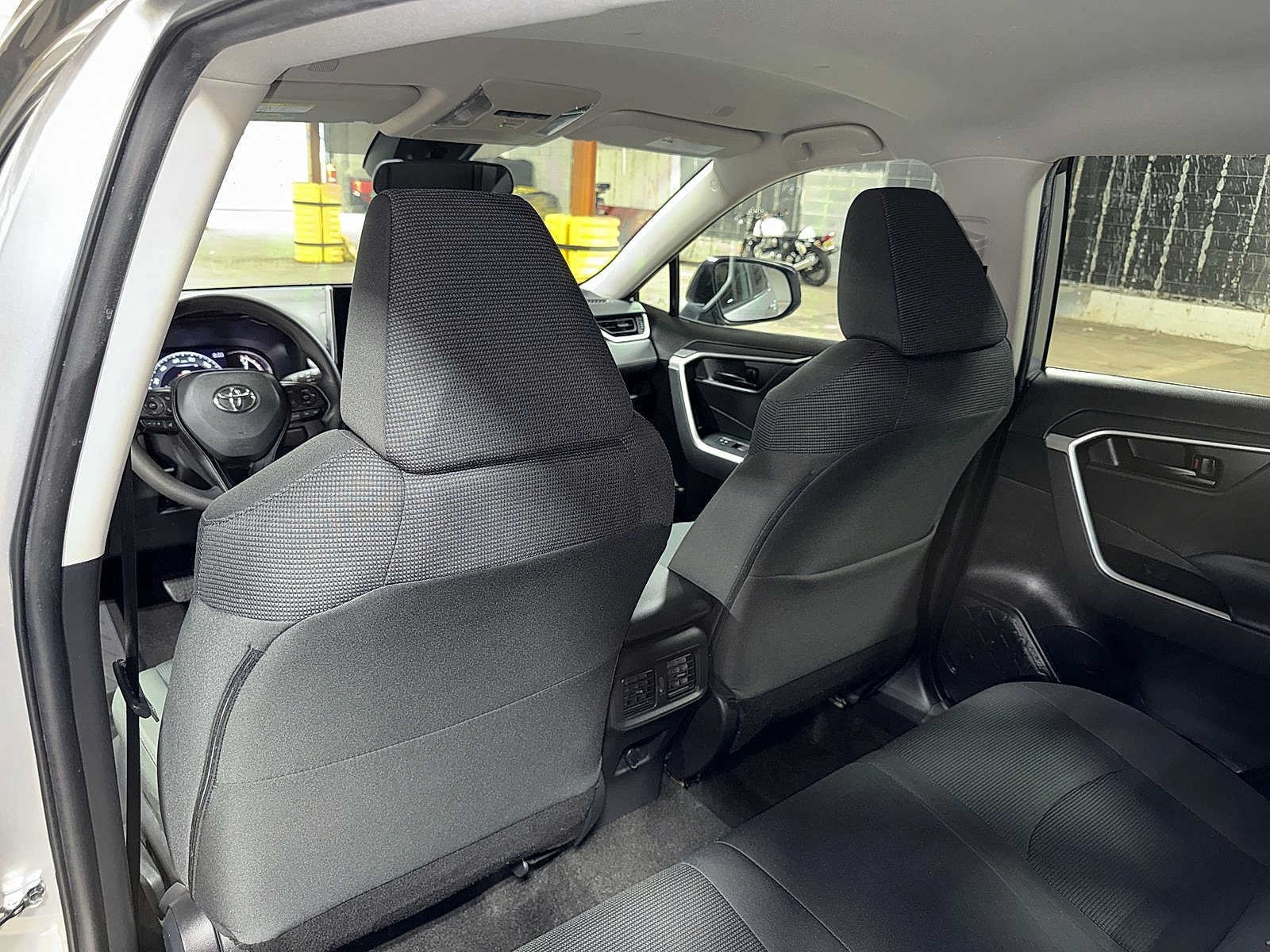 2023 Toyota RAV4 LE - Photo 26