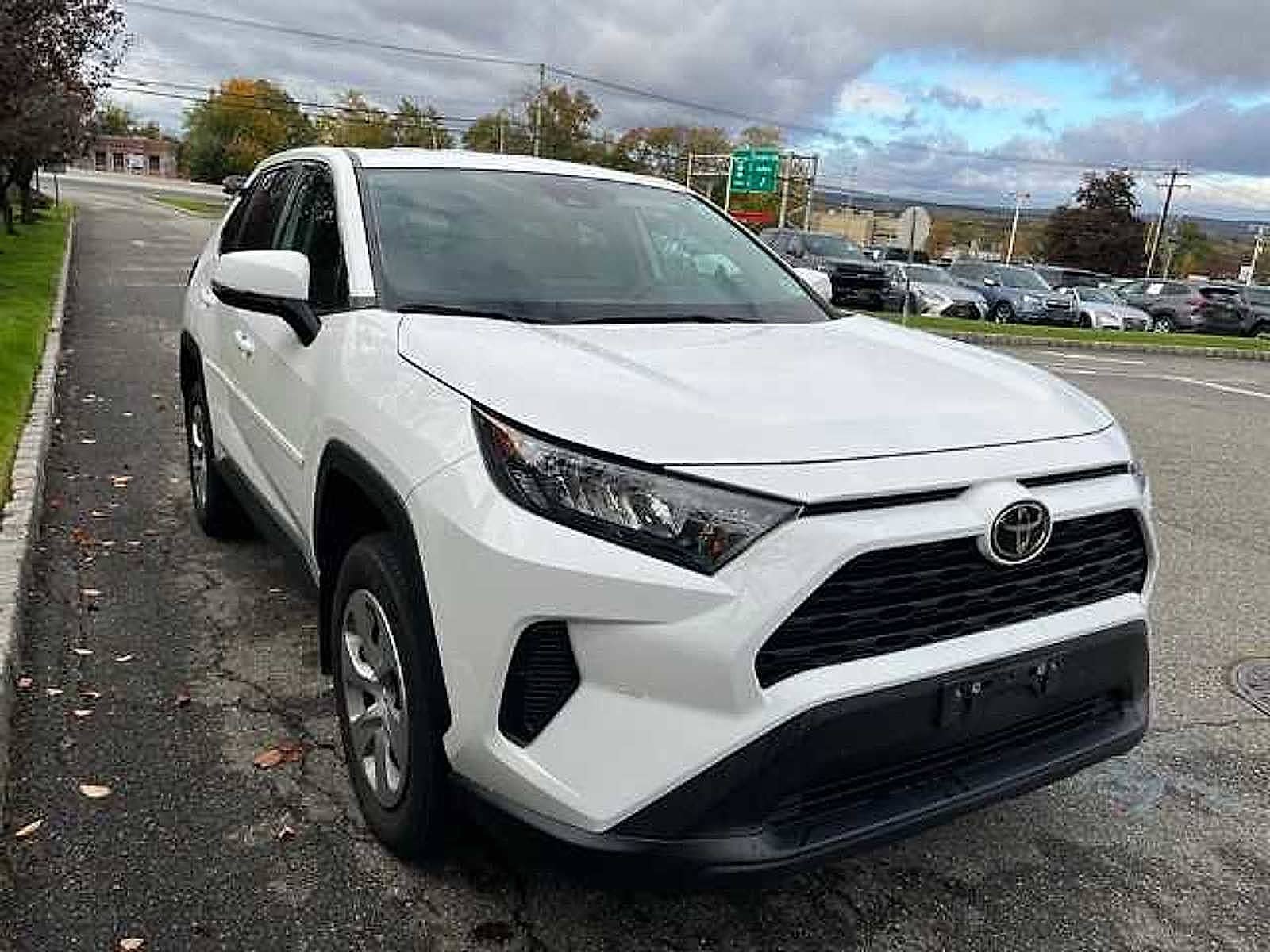 Thumbnail: 2022 Toyota RAV4 - 3