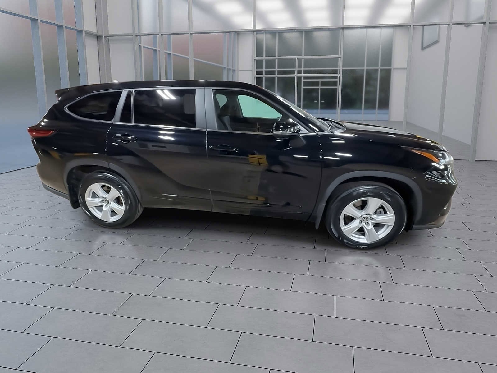 Thumbnail: 2023 Toyota Highlander - 9