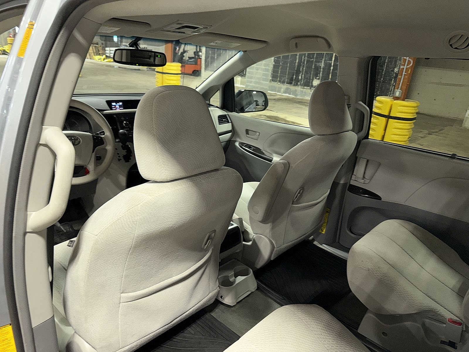 Thumbnail: 2014 Toyota Sienna - 27