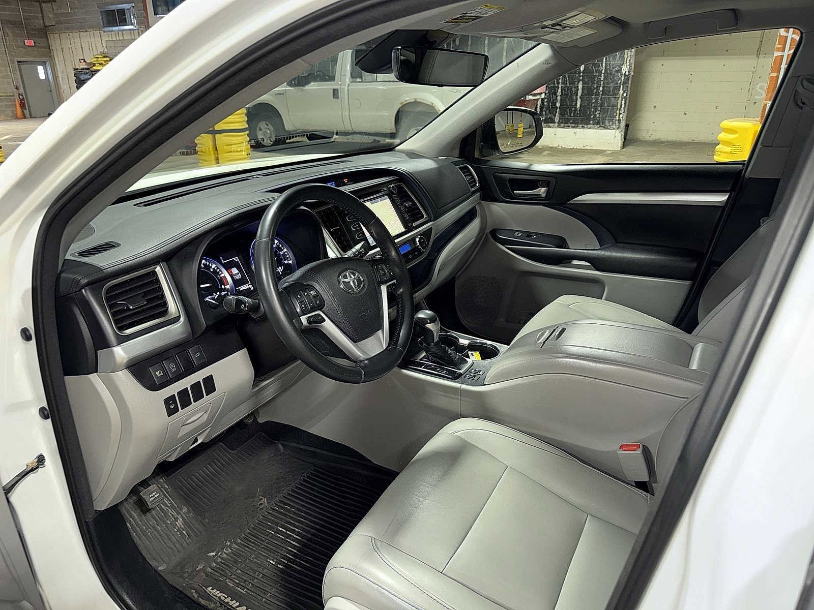 Thumbnail: 2017 Toyota Highlander - 31