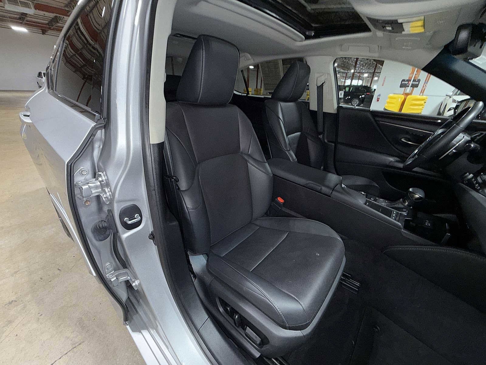 Thumbnail: 2019 Lexus ES - 16