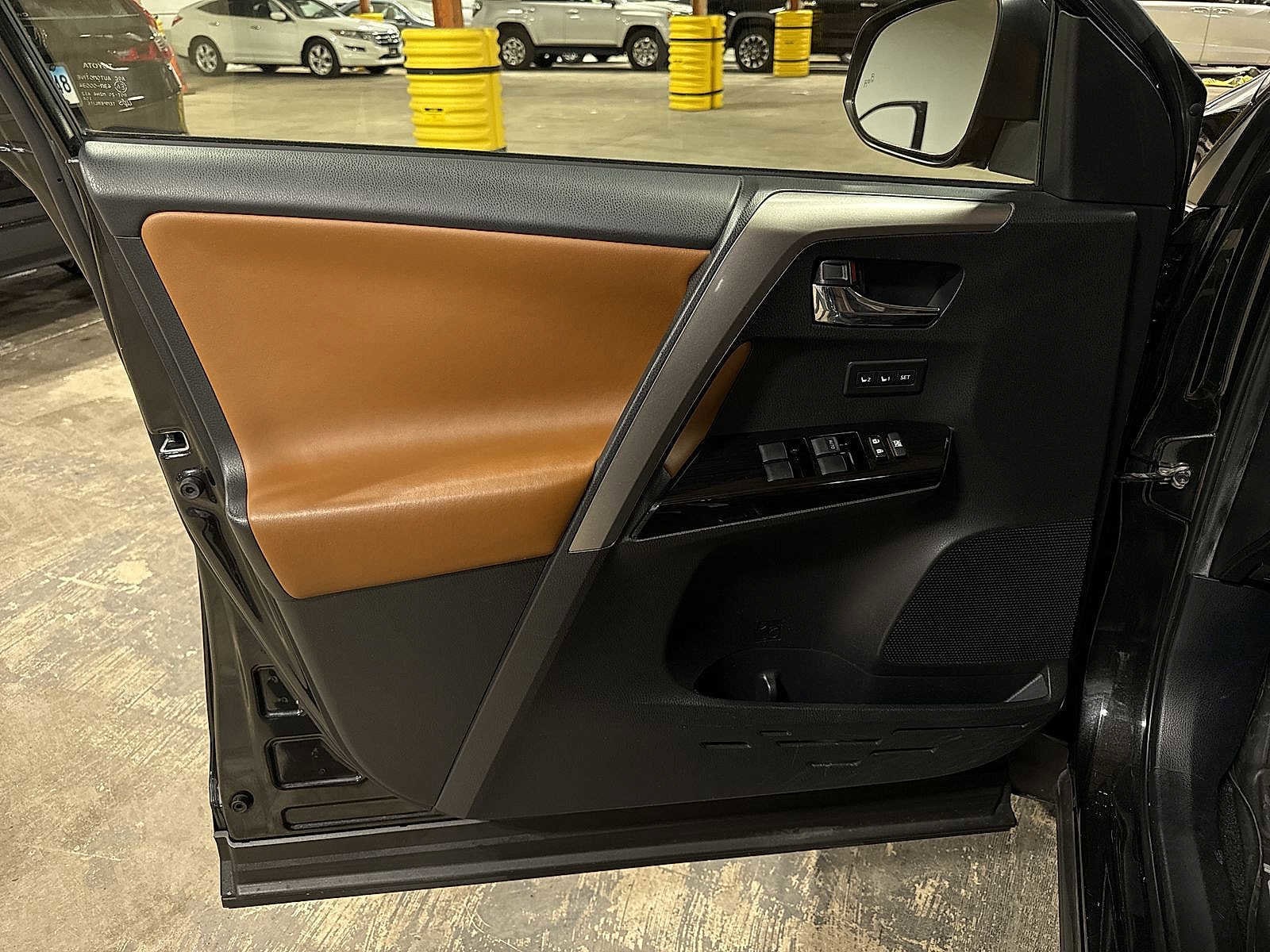 Thumbnail: 2017 Toyota RAV4 - 32