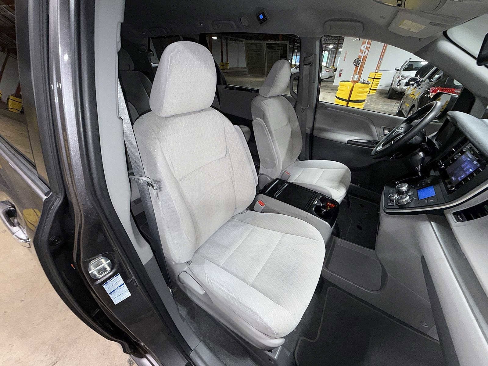 Thumbnail: 2020 Toyota Sienna - 16