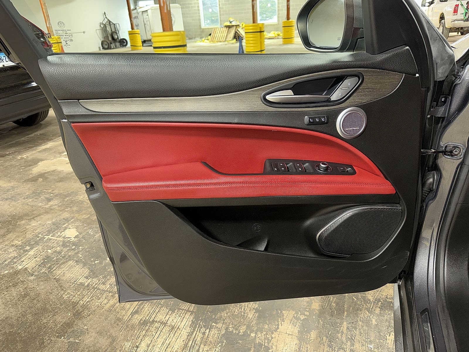 Thumbnail: 2018 Alfa Romeo Stelvio - 32